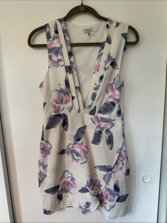 Tobi Dresses & Skirts - TOBI Cream Floral Deep V-Neck Sleeveless Dress Size Medium